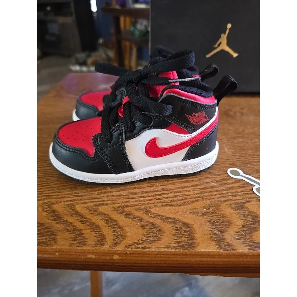 Jordan‎ 1 Mid Bred Toe Size 6c